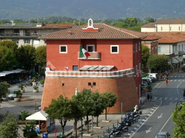 Locale Commerciale in vendita a Vittoria Apuana, Forte Dei Marmi
