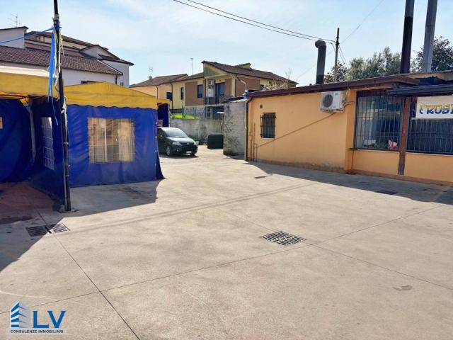 Locale Commerciale in vendita a Frosinone, Lazio