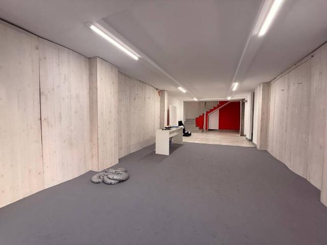 Locale Commerciale in vendita a Puglia, Lecce