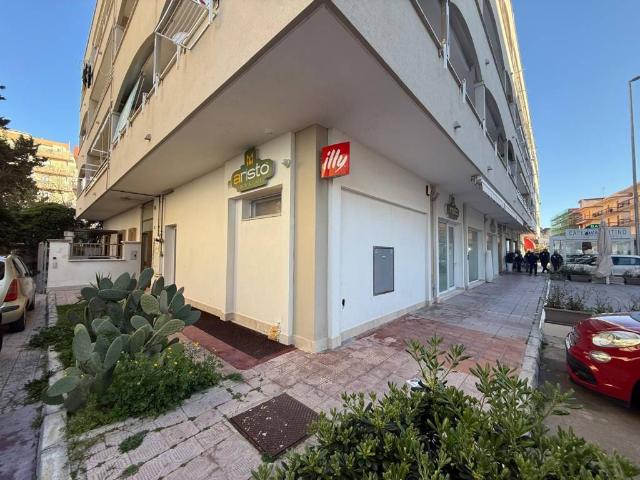 Locale Commerciale in vendita a Puglia, Lecce