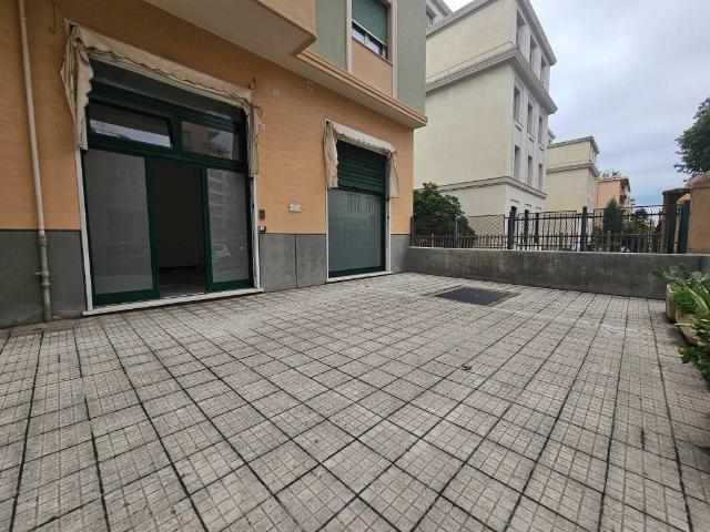 Locale Commerciale in vendita a Foce, Genova