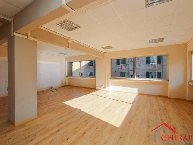 Locale Commerciale in vendita a Sestri Ponente, Genova