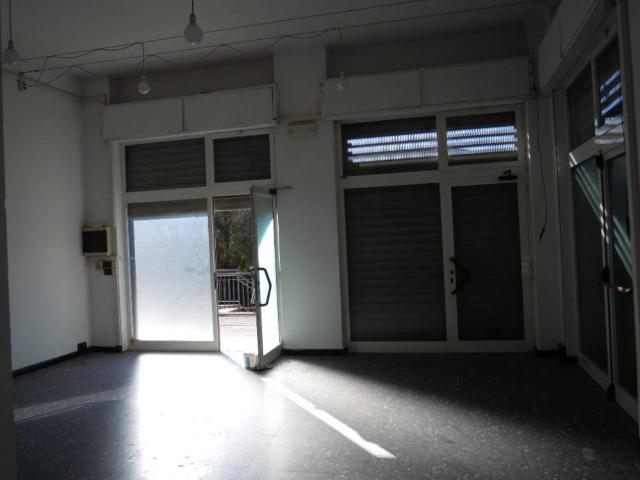 Locale Commerciale in vendita a Quarto dei Mille, Genova