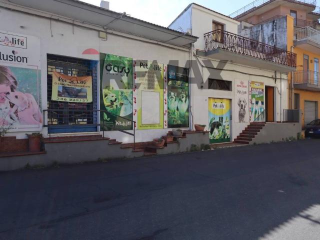 Locale Commerciale in vendita a Giarre, Sicilia