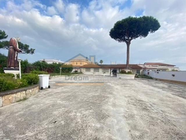 Locale Commerciale in vendita a Giugliano In Campania, Campania