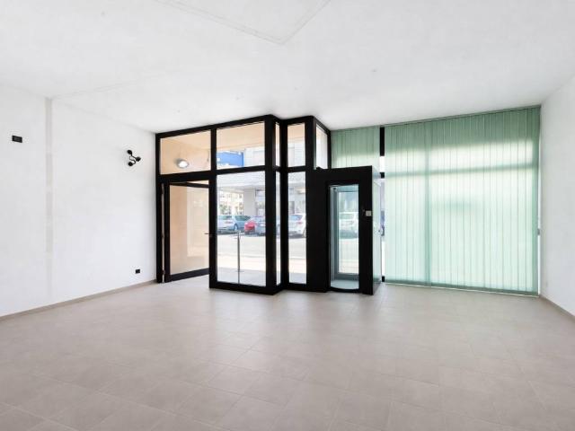 Locale Commerciale in vendita a Gorlago, Lombardia