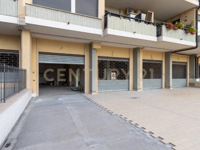 Locale Commerciale in vendita a San Paolo, Gravina Di Catania