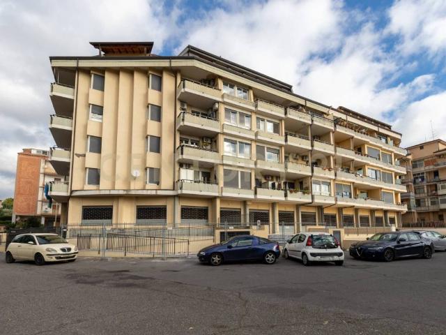 Locale Commerciale in vendita a San Paolo, Gravina Di Catania