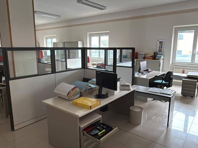 Locale Commerciale in vendita a Marche, Fermo