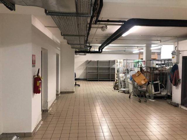 Locale Commerciale in vendita a Lallio, Lombardia
