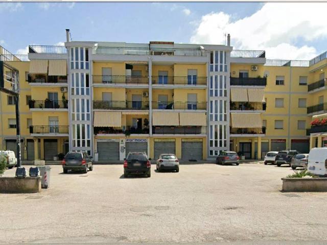 Locale Commerciale in vendita a Latina, Lazio