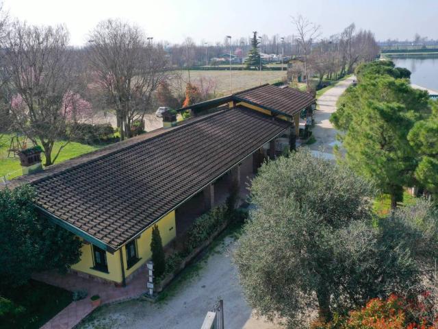 Locale Commerciale in vendita a Leno, Lombardia