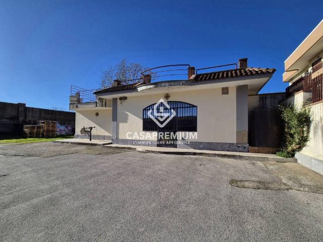 Locale Commerciale in vendita a Maddaloni, Campania