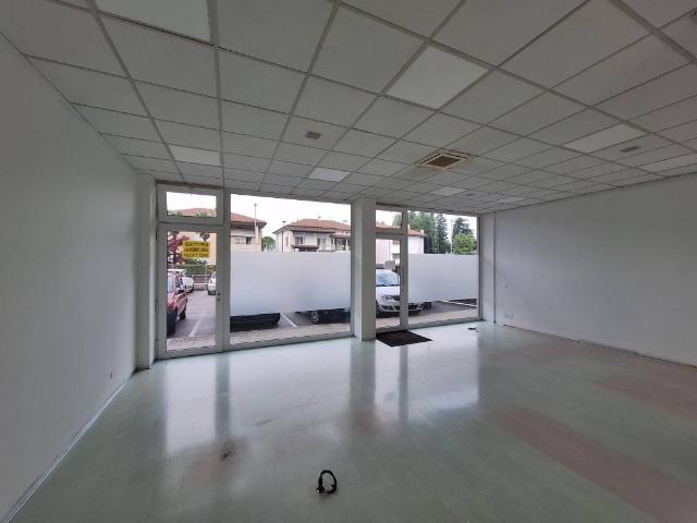 Locale Commerciale in vendita a Maniago, Friuli-Venezia Giulia