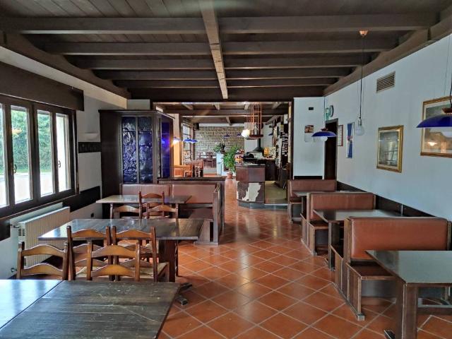 Locale Commerciale in vendita a Manzano, Friuli-Venezia Giulia