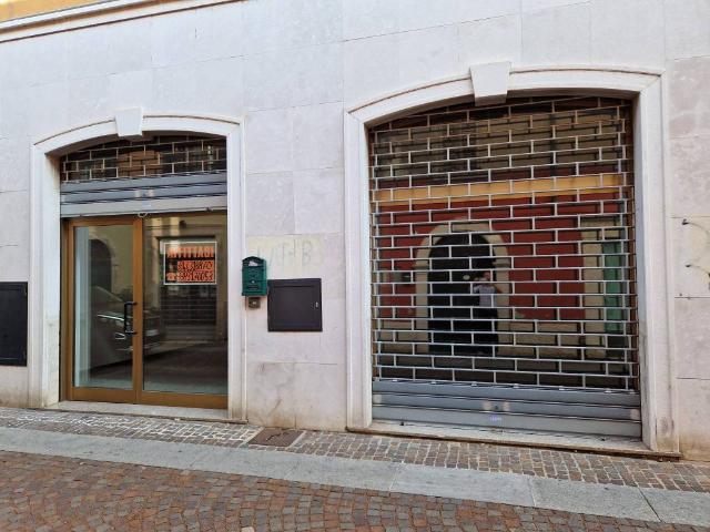 Locale Commerciale in vendita a Montichiari, Lombardia