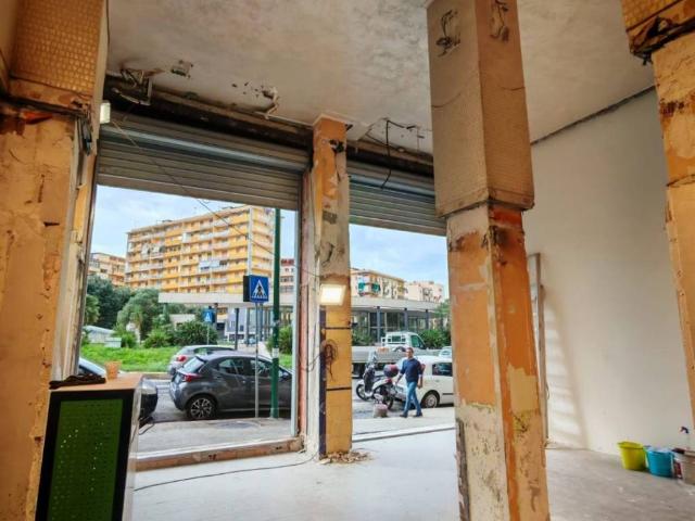 Locale Commerciale in vendita a Municipalità 10, Campania