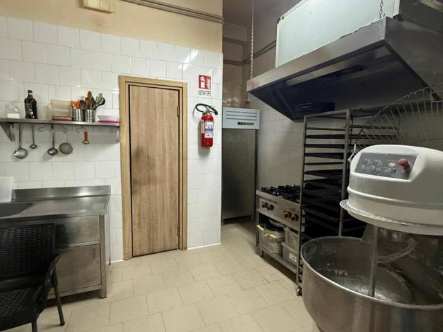 Locale Commerciale in vendita a Municipalità 10, Campania