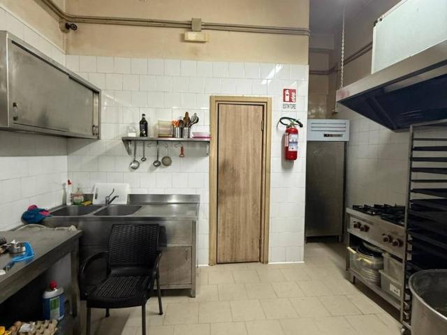 Locale Commerciale in vendita a Municipalità 10, Campania
