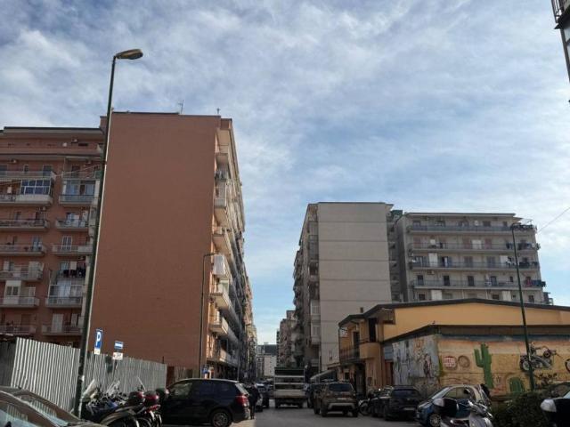 Locale Commerciale in vendita a Astroni, Pianura