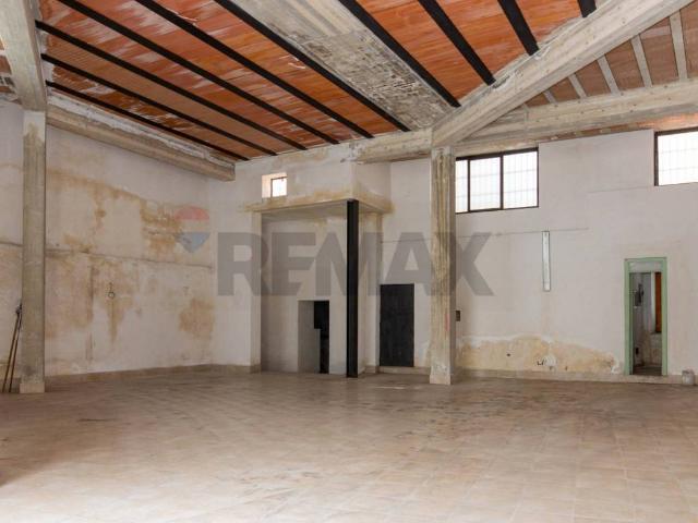 Locale Commerciale in vendita a Municipalità 4, Campania