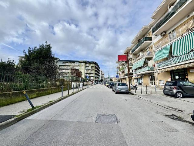 Locale Commerciale in vendita a Camaldoli, Pianura