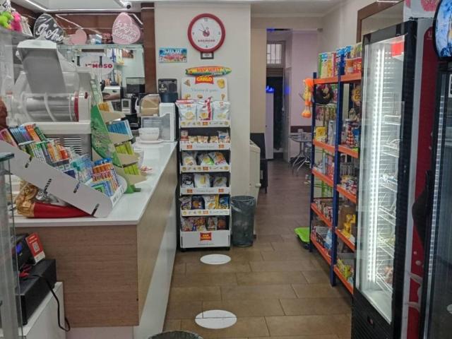 Locale Commerciale in vendita a Municipalità 4, Campania