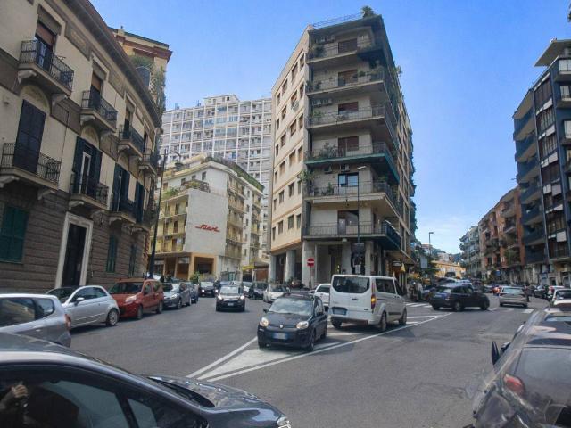 Locale Commerciale in vendita a Municipalità 1, Campania