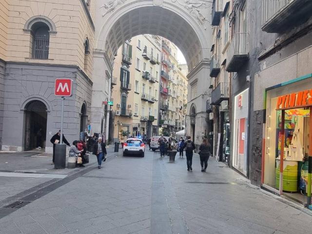 Locale Commerciale in vendita a Municipalità 1, Campania