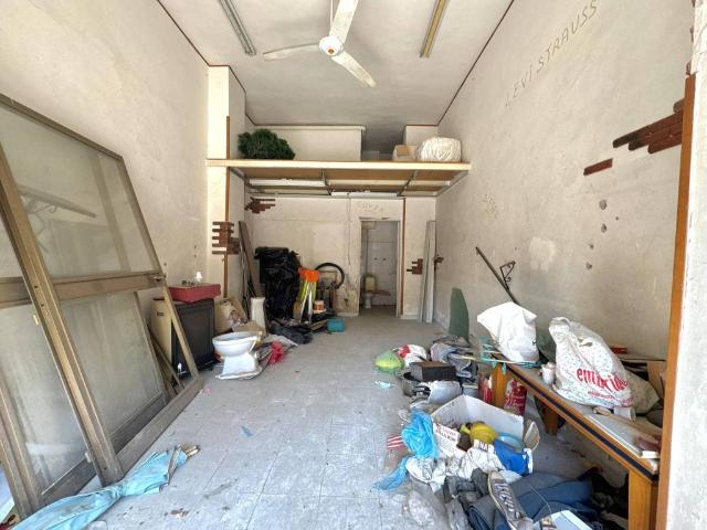 Locale Commerciale in vendita a Municipalità 10, Campania