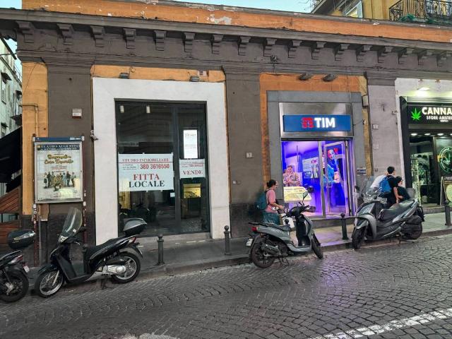 Locale Commerciale in vendita a Municipalità 1, Campania
