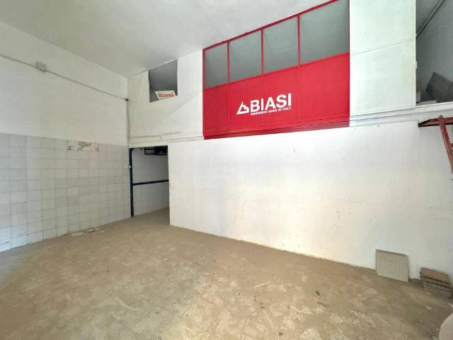 Locale Commerciale in vendita a Municipalità 10, Campania
