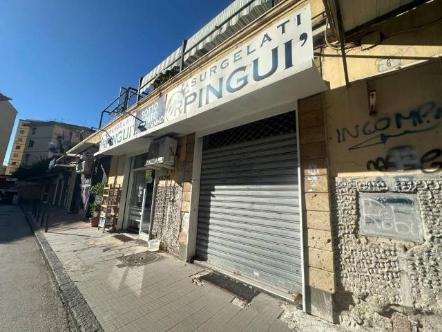 Locale Commerciale in vendita a Coroglio, Campania