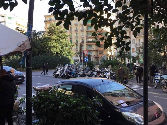 Locale Commerciale in vendita a Rione Antignano, Napoli