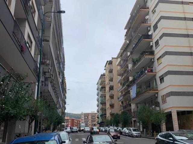 Locale Commerciale in vendita a Vomero, Napoli