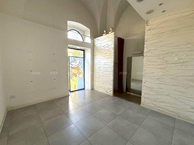 Locale Commerciale in vendita a Puglia, Lecce