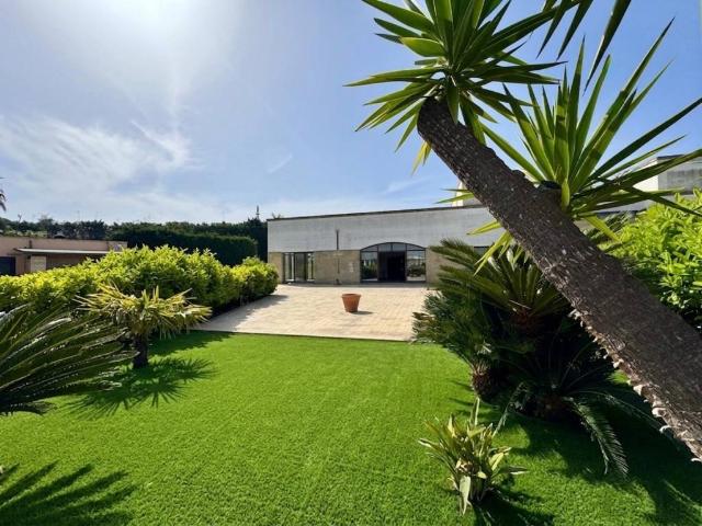 Locale Commerciale in vendita a Santa Caterina, Puglia