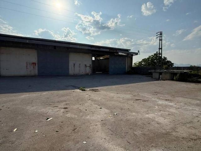 Locale Commerciale in vendita a Ottaviano, Campania