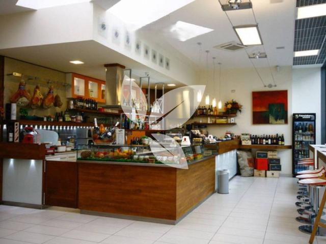 Locale Commerciale in vendita a Lubiana, Sorbolo