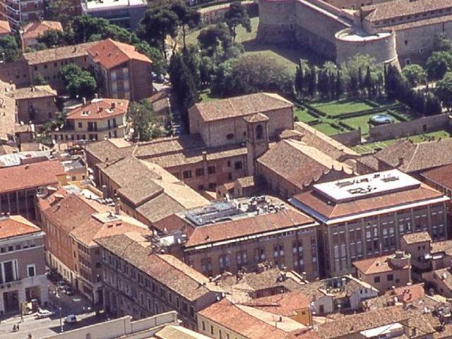 Locale Commerciale in vendita a Centro Storico, Marche