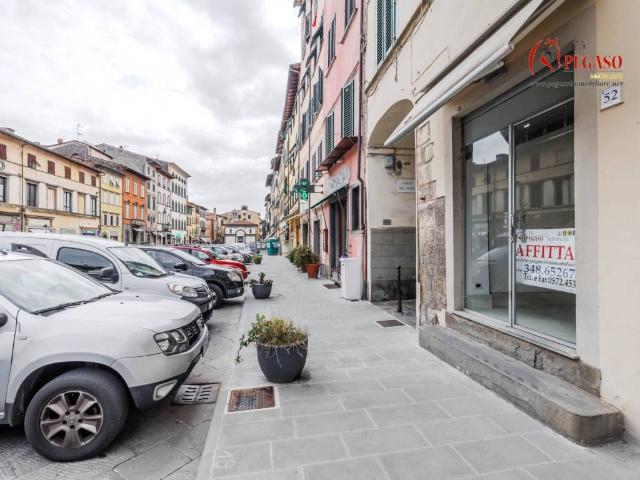 Locale Commerciale in vendita a Collecchio, Uzzano E Castello