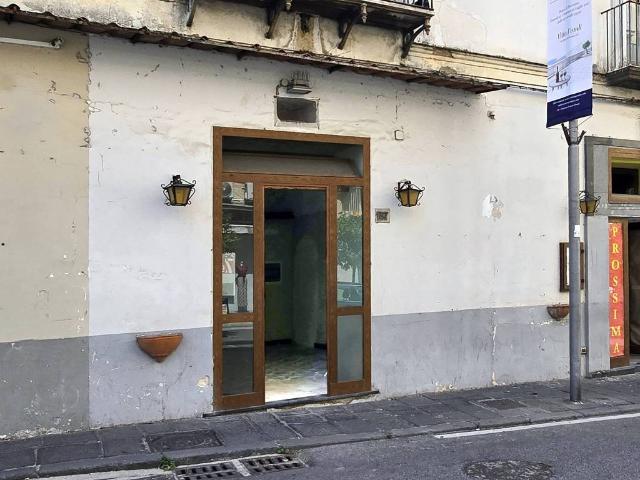 Locale Commerciale in vendita a Piano Di Sorrento, Campania