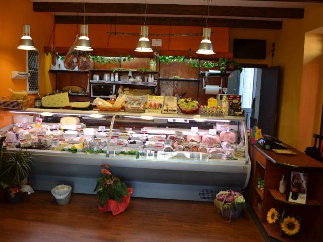 Locale Commerciale in vendita a Piedimonte Etneo, Sicilia