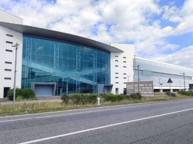 Locale Commerciale in vendita a Pordenone, Friuli-Venezia Giulia