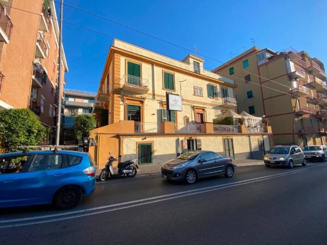 Locale Commerciale in vendita a Portici, Campania