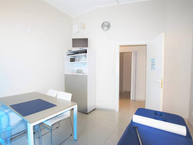 Locale Commerciale in vendita a Marche, Fermo
