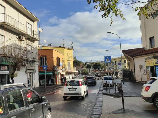 Locale Commerciale in vendita a Arco Felice, Pozzuoli