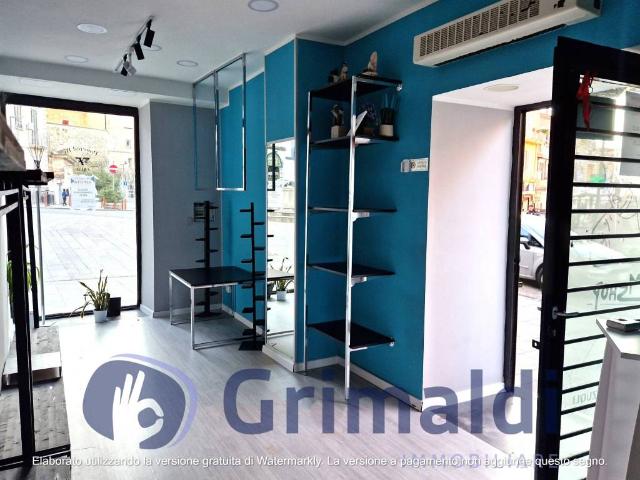 Locale Commerciale in vendita a Rione Ortodonico, Pozzuoli