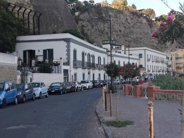 Locale Commerciale in vendita a Antiniana, Pozzuoli