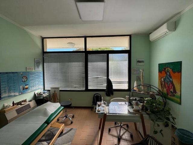 Locale Commerciale in vendita a Regina Pacis, Re